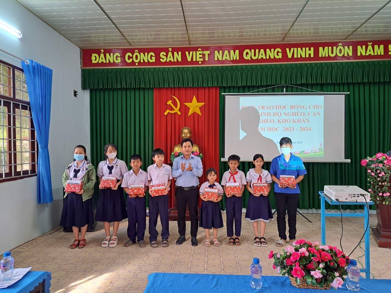 Tổ chức trao học bổng cho học sinh nghèo hiếu học tại xã Hòa An.