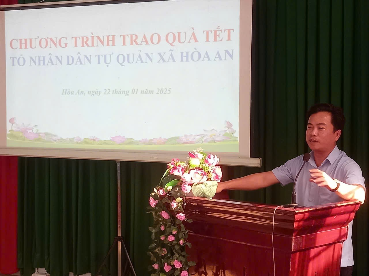 Trao quà tết cho Tổ trưởng Tổ Nhân dân tự quản trên địa bàn xã Hòa An năm 2025.