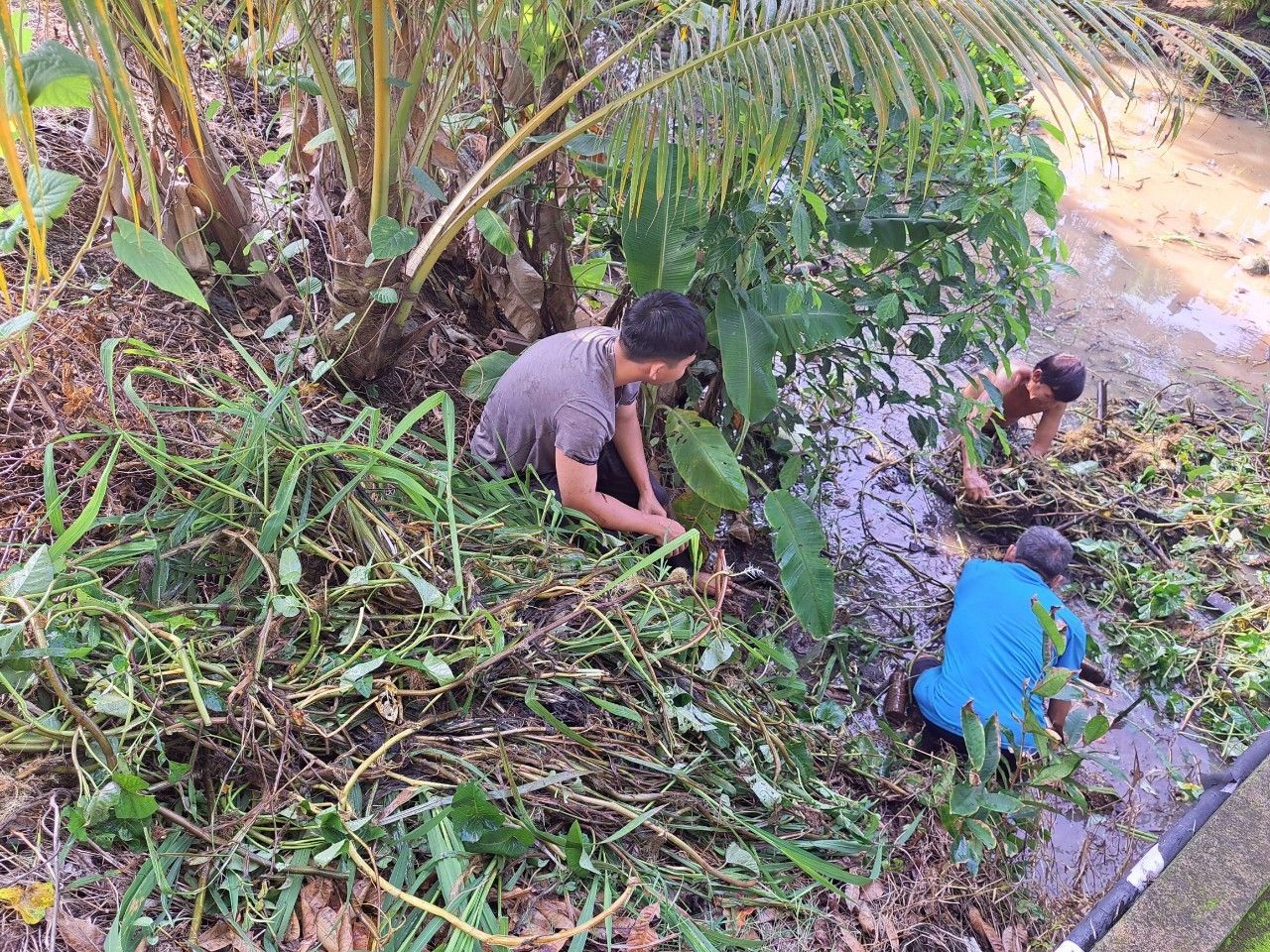 Ra quân thực hiện “Dòng sông không rác” tuyến rạch Cái Tắc – Thông Lưu 