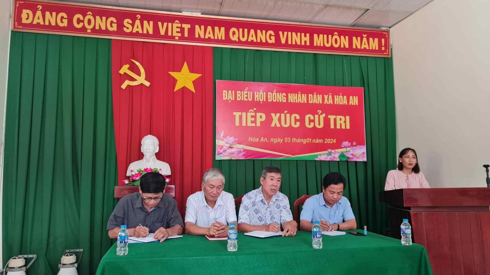 Đại biểu hội đồng nhân dân xã tiếp xúc cử tri xã Hòa An sau kỳ họp Hội đồng nhân dân lần thứ bảy