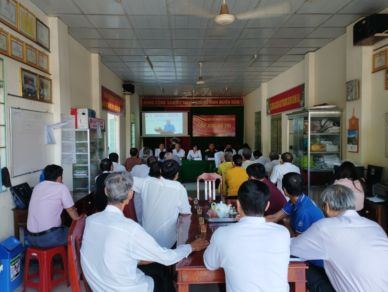 Đại biểu hội đồng nhân dân Thành phố tiếp xúc cử tri xã Hòa An sau kỳ họp Hội đồng nhân dân lần thứ sáu