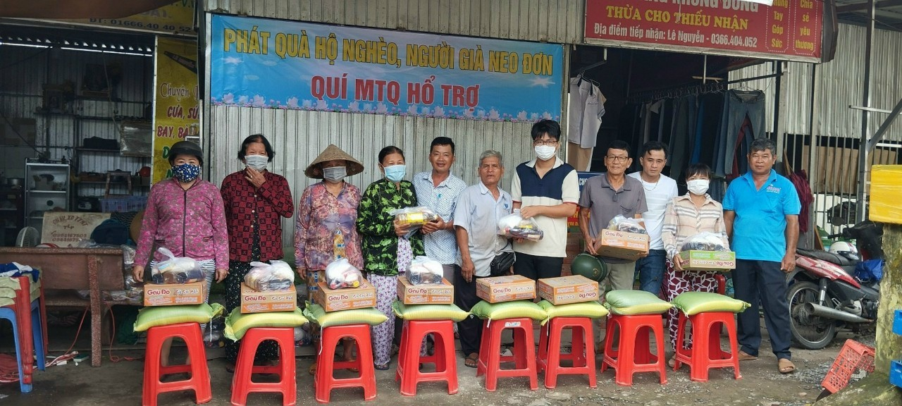 Xã Hòa An, tổ chức trao quà cho hộ nghèo, cận nghèo, hộ khó khăn và người già neo nhân dịp rằm tháng 7