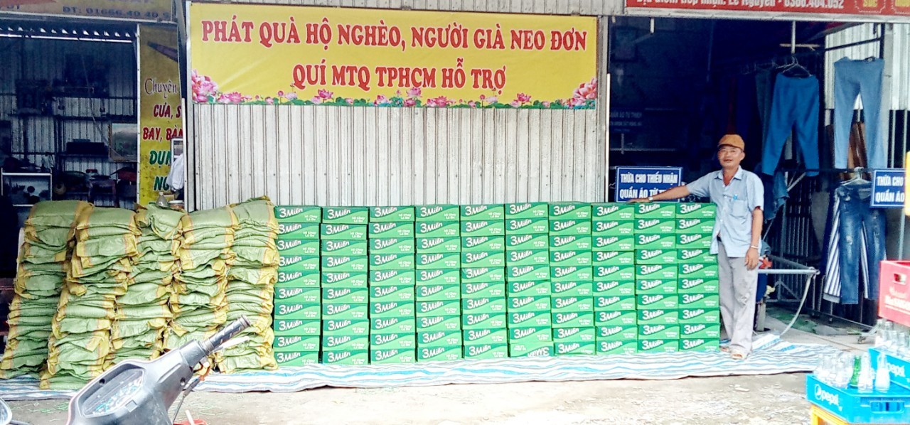 Trao quà cho hộ nghèo, cận nghèo và hộ khó khăn 