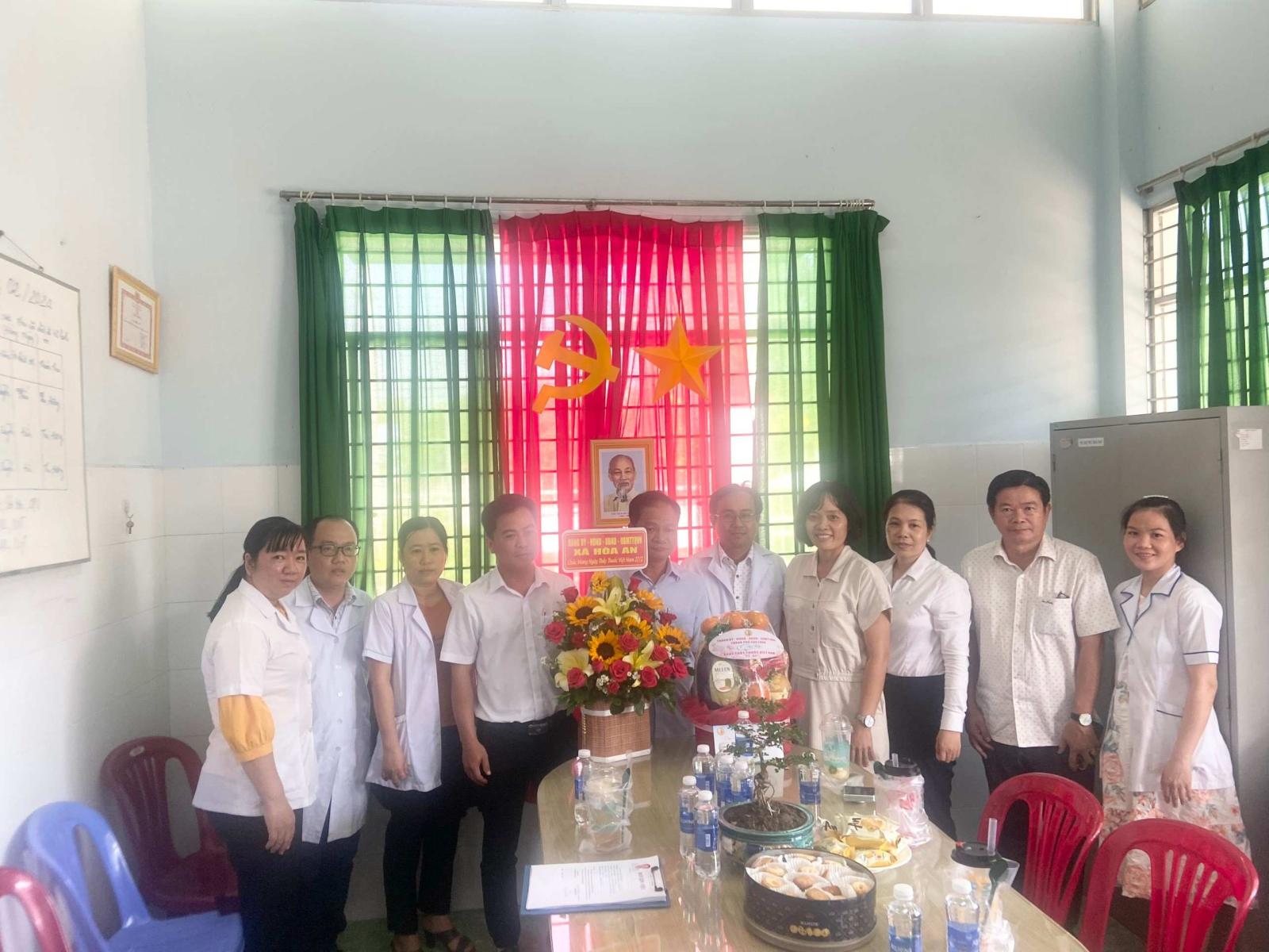 Lãnh đạo Ủy ban nhân dân thành phố và xã thăm,  chúc mừng ngành y tế nhân ngày thầy thuốc Việt Nam