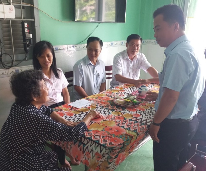 Lãnh đạo thăm, trao quà cho gia đình chính sách 27-7-2024