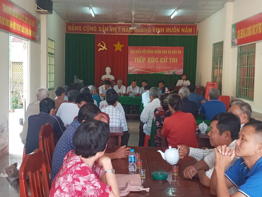 Đại biểu hội đồng nhân dân xã tiếp xúc cử tri xã Hòa An trước kỳ họp Hội đồng nhân dân lần thứ bảy