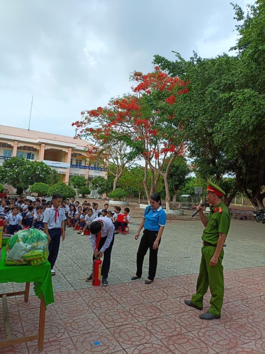 XÃ HÒA AN TỔ CHỨC TUYÊN TRUYỀN “ PHỔ BIẾN KIẾN THỨC, KỸ NĂNG PHÒNG CHÁY, CHỮA CHÁY CỨU NẠN CỨU HỘ CHO HỌC SINH”